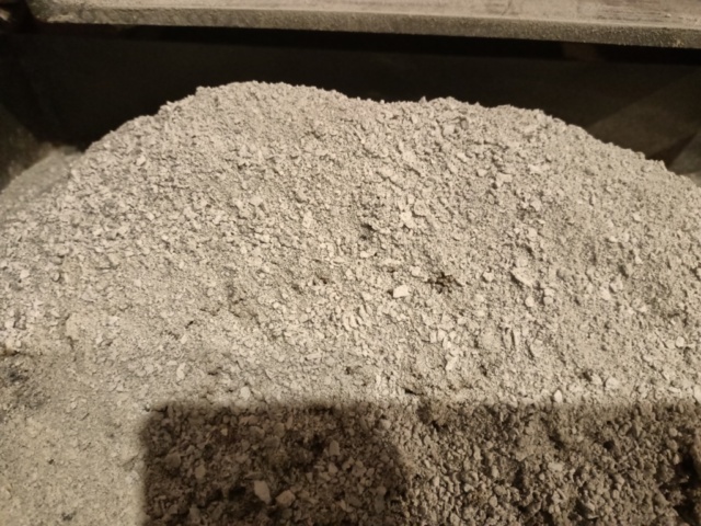 Wygląd popiołu - brak twardych, szklistych spieków